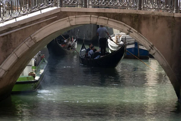 VENECIA, ITALIA - 15 DE SEPTIEMBRE DE 2019 - Viaje en góndola en Venecia —  Fotos de Stock