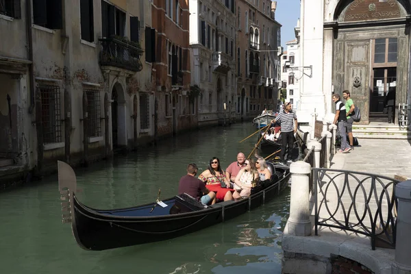 Velence, Olaszország - szeptember 15 2019 - Gondola ride in Venice — Stock Fotó