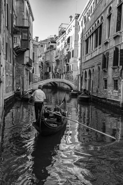 Wenecja, Włochy - 15 września 2019 - przejażdżka gondolą w Wenecji — Zdjęcie stockowe