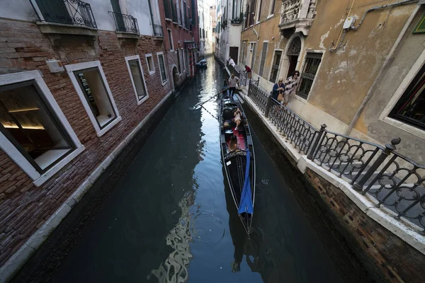 VENISE, ITALIE - 15 SEPTEMBRE 2019 - Balade en gondole à Venise — Photo