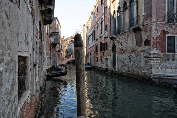 VENECIA, ITALIA - 15 DE SEPTIEMBRE DE 2019 - Viaje en góndola en Venecia —  Fotos de Stock