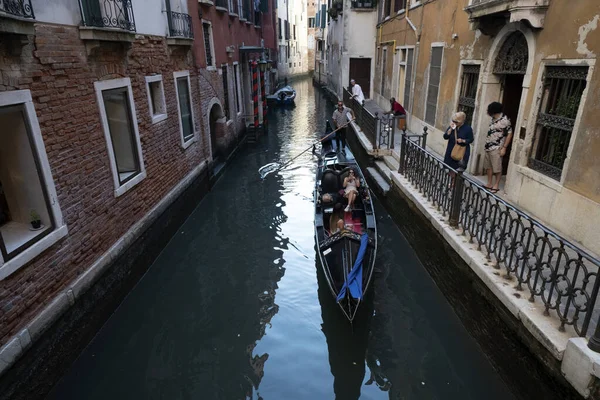 VENICE, ITÁLIA - SETEMBRO 15 2019 - Passeio de gôndola em Veneza — Fotografia de Stock