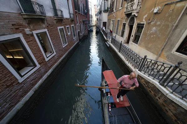 Velence, Olaszország - szeptember 15 2019 - Gondola ride in Venice — Stock Fotó