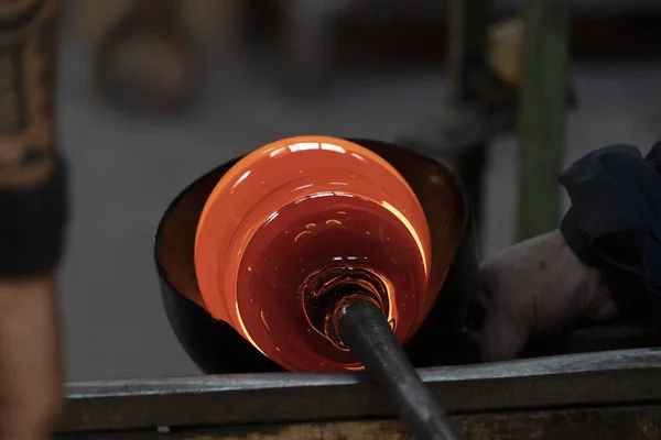 Glas meester tijdens het werk in Murano oven glasfabriek Venetië Italië — Stockfoto