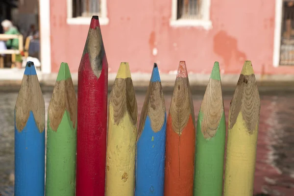 Ogromny kolorowe ołówki ogrodzenia w Wenecji chioggia — Zdjęcie stockowe