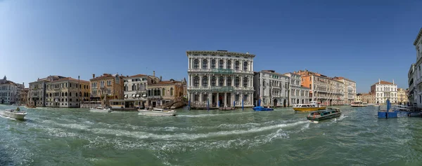 VENEZIA, ITALIA - 19 SETTEMBRE 2019 - Case e barche Canal Grande — Foto Stock