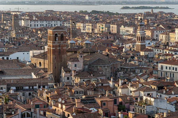 Vista aérea de Venecia al atardecer desde la torre — Foto de Stock