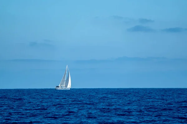 Pequeño Velero Sobre Fondo Azul Profundo Del Mar Del Cielo —  Fotos de Stock