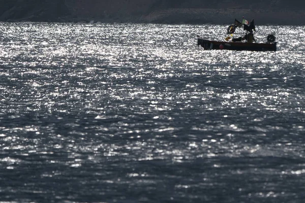 Silueta Del Barco Pesca Atardecer Mar Mediterráneo —  Fotos de Stock