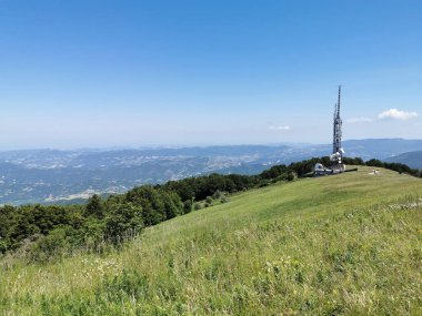 Açık mavi gökyüzü arka planında iletişim anteniName