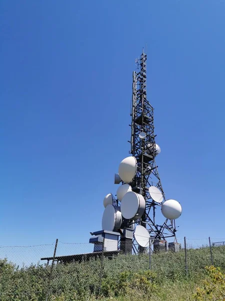 Komunikacja Antena Tle Jasnoniebieskiego Nieba — Zdjęcie stockowe
