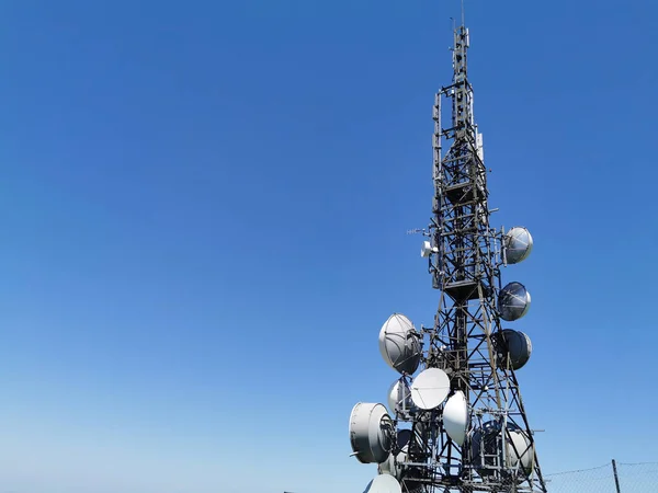 Komunikacja Antena Tle Jasnoniebieskiego Nieba — Zdjęcie stockowe