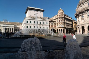 GENOA, ITALY - 1 HAZİRAN 2020 - Piazza de ferrari çeşmesi şehir merkezini yerle bir etti