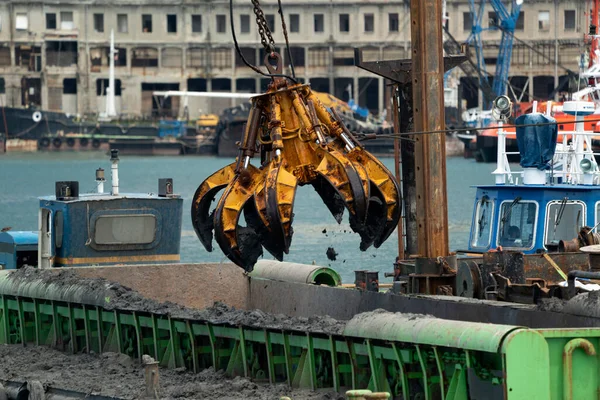 Draga Portuale Che Lavora Sui Dettagli Del Mare — Foto Stock