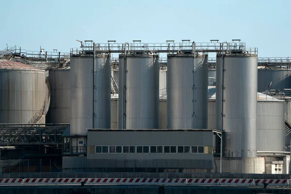 Metall Silo Ljusblå Himmel Bakgrund — Stockfoto