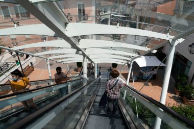 SERRAVALLE SİVİYA, İTALYA - 12 Temmuz 2020 - Tasarımcı satış sezonunun başında pek çok insan kapalı gişe maskesini takarak moda ürünleri satın alıyor