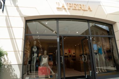 SERRAVALLE SİVİYA, İTALYA - 12 Temmuz 2020 - Tasarımcı satış sezonunun başında pek çok insan kapalı gişe maskesini takarak moda ürünleri satın alıyor