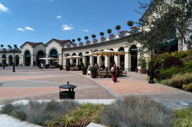 SERRAVALLE SİVİYA, İTALYA - 12 Temmuz 2020 - Tasarımcı satış sezonunun başında pek çok insan kapalı gişe maskesini takarak moda ürünleri satın alıyor