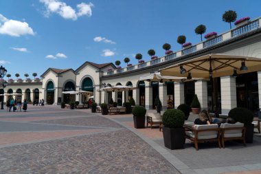 SERRAVALLE SİVİYA, İTALYA - 12 Temmuz 2020 - Tasarımcı satış sezonunun başında pek çok insan kapalı gişe maskesini takarak moda ürünleri satın alıyor