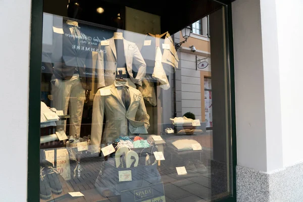 Serravalle Scrivia Italy July 2020 很多人在时装店开始购买时带着面具的服装 — 图库照片