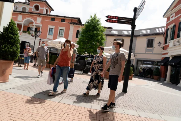 Serravalle Scrivia Itália Julho 2020 Muitas Pessoas Comprando Itens Moda — Fotografia de Stock