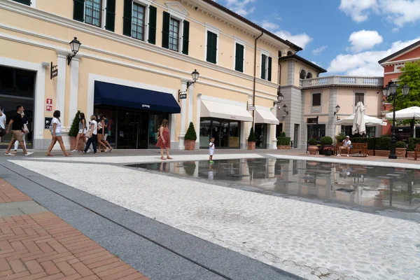 Serravalle Scrivia Italy Липня 2020 Багато Людей Купують Модні Речі — стокове фото