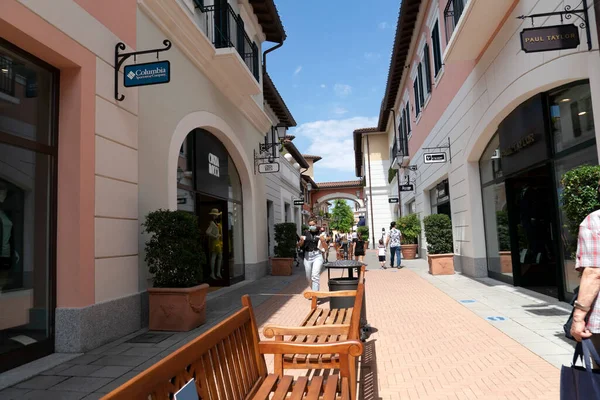 Serravalle Scrivia Italien Juli 2020 Många Människor Köper Mode Objekt — Stockfoto