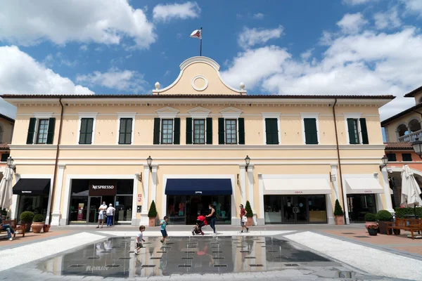 Serravalle Scrivia Itália Julho 2020 Muitas Pessoas Comprando Itens Moda — Fotografia de Stock