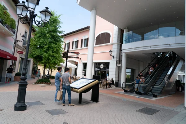 SERRAVALLE SİVİYA, İTALYA - 12 Temmuz 2020 - Tasarımcı satış sezonunun başında pek çok insan kapalı gişe maskesini takarak moda ürünleri satın alıyor