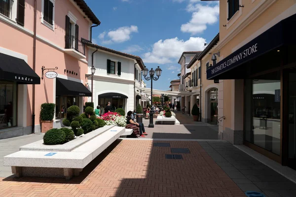 Serravalle Scrivia Itália Julho 2020 Muitas Pessoas Comprando Itens Moda — Fotografia de Stock