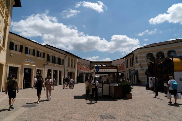 Serravalle Scrivia Italien Juli 2020 Många Människor Köper Mode Objekt — Stockfoto