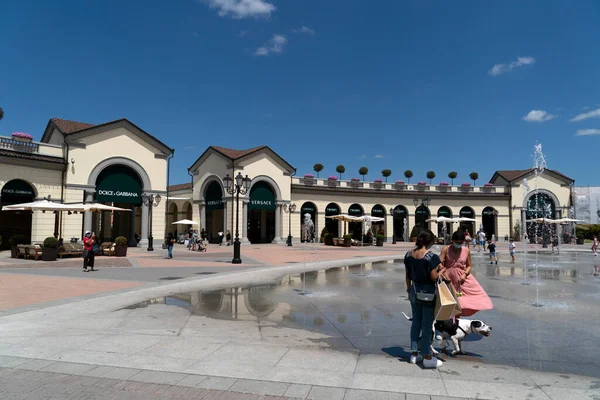 Serravalle Scrivia Itália Julho 2020 Muitas Pessoas Comprando Itens Moda — Fotografia de Stock