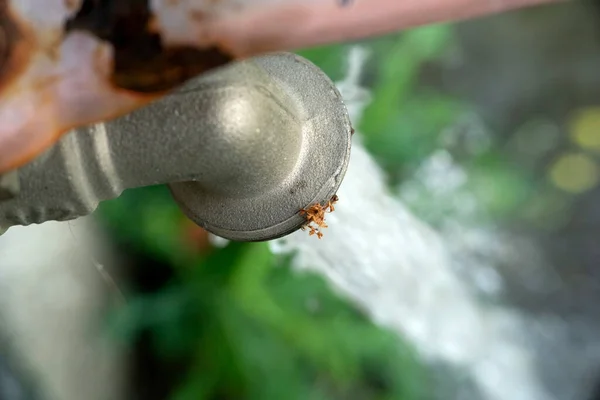 Torneira Água Livre Aberta Espalhando Macro Detalhe — Fotografia de Stock