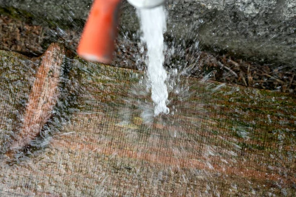 Torneira Água Livre Aberta Espalhando Macro Detalhe — Fotografia de Stock