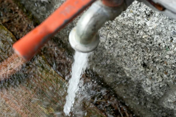 Torneira Água Livre Aberta Espalhando Macro Detalhe — Fotografia de Stock