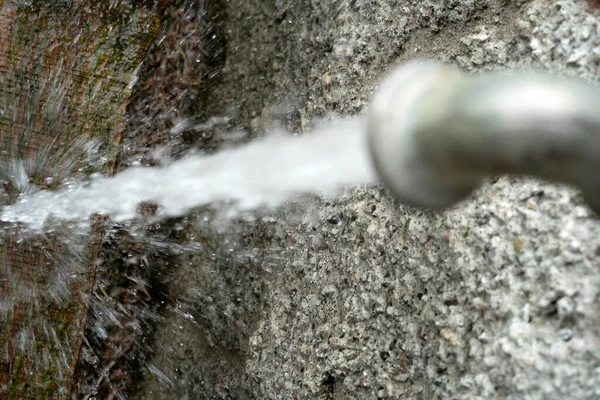 Torneira Água Livre Aberta Espalhando Macro Detalhe — Fotografia de Stock