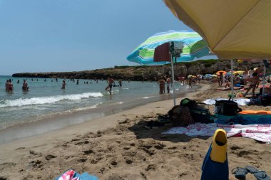 NOTO, ITALY - 18 Temmuz 2020 - Calamosche plajı, Coronavirus Covid19 Quentine tecridinden sonra sosyal mesafesi olmayan insanlarla dolu
