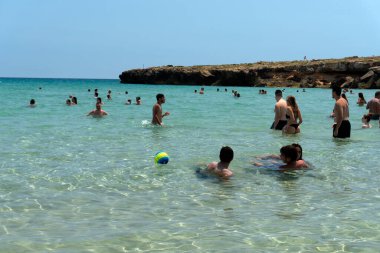 NOTO, ITALY - 18 Temmuz 2020 - Calamosche plajı, Coronavirus Covid19 Quentine tecridinden sonra sosyal mesafesi olmayan insanlarla dolu