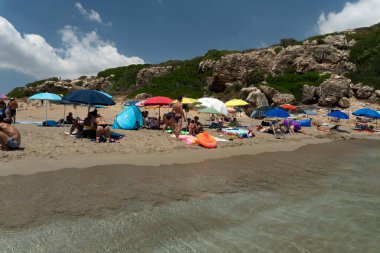 NOTO, ITALY - 18 Temmuz 2020 - Calamosche plajı, Coronavirus Covid19 Quentine tecridinden sonra sosyal mesafesi olmayan insanlarla dolu