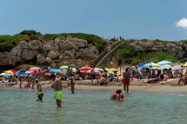 NOTO, ITALY - 18 Temmuz 2020 - Calamosche plajı, Coronavirus Covid19 Quentine tecridinden sonra sosyal mesafesi olmayan insanlarla dolu