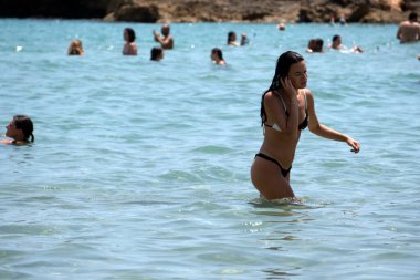 NOTO, ITALY - 18 Temmuz 2020 - Calamosche plajı, Coronavirus Covid19 Quentine tecridinden sonra sosyal mesafesi olmayan insanlarla dolu