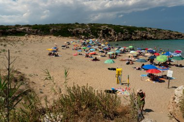 NOTO, ITALY - 18 Temmuz 2020 - Calamosche plajı, Coronavirus Covid19 Quentine tecridinden sonra sosyal mesafesi olmayan insanlarla dolu