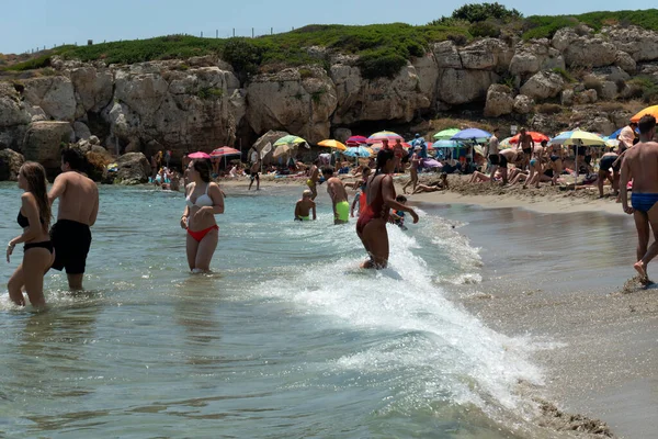 Noto Italy Июля 2020 Calamosche Beach Full People Social Distancing — стоковое фото