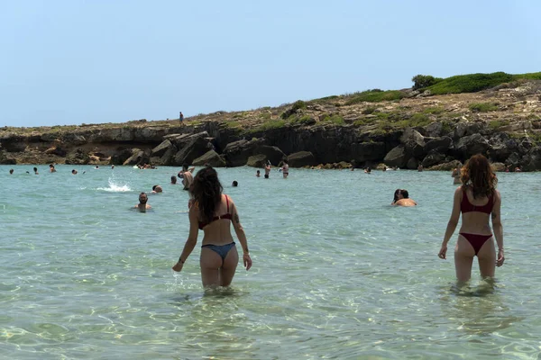 Noto イタリア 2020年7月18日 カラモッシュビーチには社会的距離のない人々がいっぱいです — ストック写真