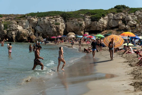 Noto イタリア 2020年7月18日 カラモッシュビーチには社会的距離のない人々がいっぱいです — ストック写真