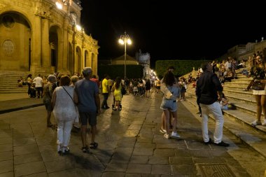 NOTO, ITALY - 19 HAZİRAN 2020 - Sosyal mesafesi ve maskesiz insanlar covid coronavirüs enfeksiyonundan sonra sokakta