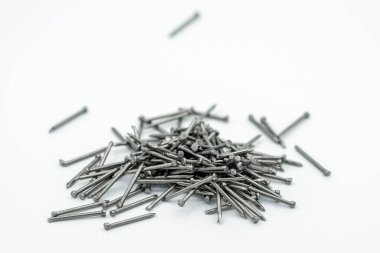 Beyaz brite 'de izole edilmiş demir çiviler var.
