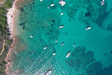 Tavolara adası sardunya hava manzarası kristal turkuaz su manzarası