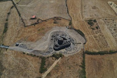 Santu Antine nuragic taş devri Sardinya Nuraghe hava manzaralı panorama