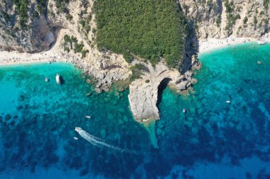 Martı körfezi Baia dei Gabbiani plaj sardunya hava manzaralı panorama